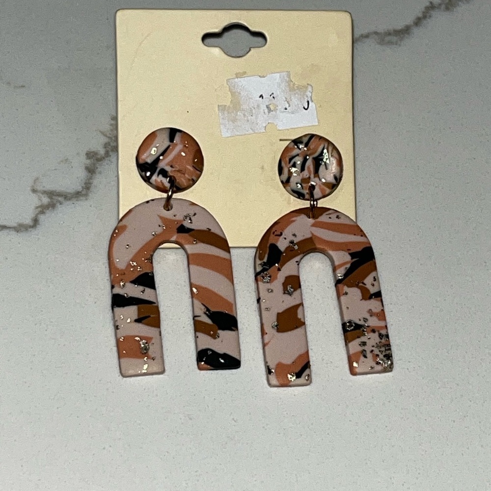 Resin Arch Dangle Earrings in Blush, Black & Gold Flakes drop earrings NWT - Picture 3 of 4